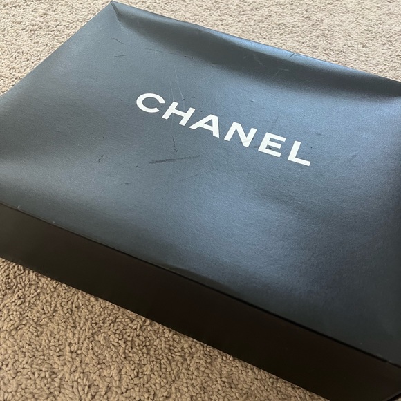 Authentic vintage Chanel maxi reissue Aged Calfskin & Gold-Tone Metal
Black - Picture 4 of 9